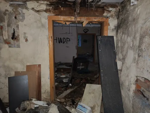 Wnętrze zniszczonego budynku, teren interwencyjny